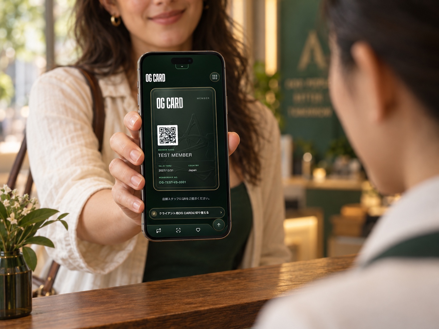 お店でスマートフォンを手に持つ人